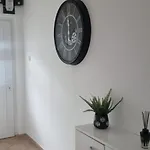 Toni *